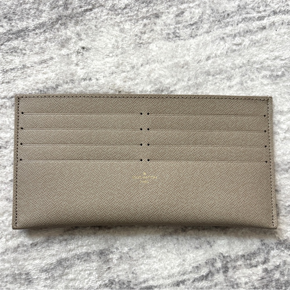 NWOT Louis Vuitton flat pocket with 8 card slots
